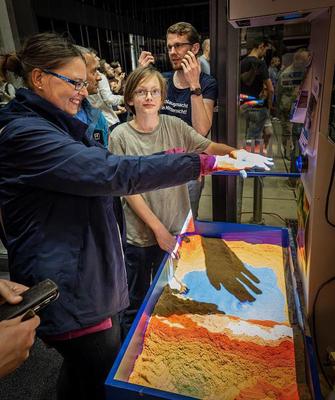 Hochwasser in der Augmented Reality Sandbox -- Image credit: © TU Dresden / Detlev Müller